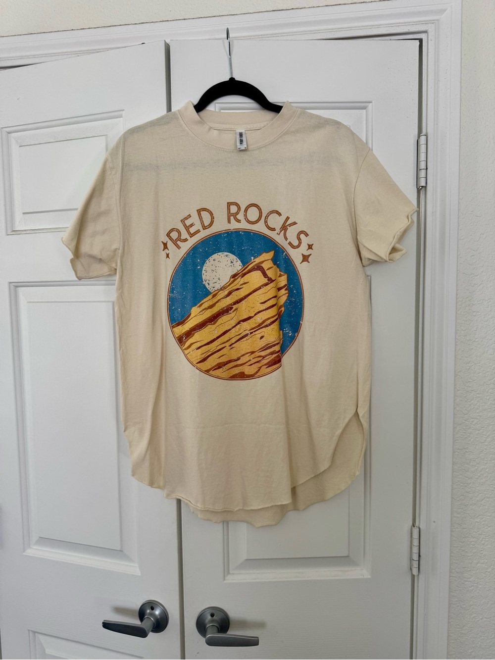 NWOT Pebby Forevee Red Rocks Graphic Tee in Cream, Medium